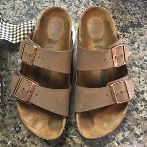 BIRKENSTOCK- Brown classic style!